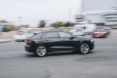 Ukrayna, Kyiv - 27 Haziran 2021: Siyah Audi Q8 aracı yolda ilerliyor. Yazı
