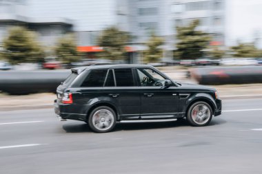 Ukrayna, Kyiv - 27 Haziran 2021: Siyah Land Rover Range Sport arabası sokakta hareket ediyor. Yazı