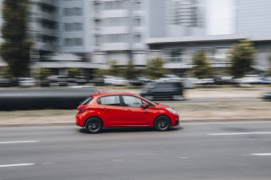 Ukrayna, Kyiv - 27 Haziran 2021: Kırmızı Peugeot 208 aracı sokakta hareket ediyor. Yazı