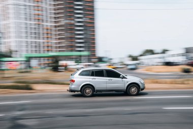 Ukrayna, Kyiv - 27 Haziran 2021: Silver SsangYong Kyron arabası yolda ilerliyor. Yazı