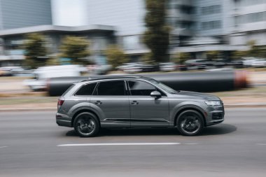 Ukrayna, Kyiv - 27 Haziran 2021: Silver Audi Q7 aracı yolda ilerliyor. Yazı
