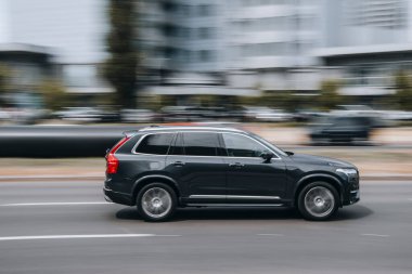 Ukrayna, Kyiv - 27 Haziran 2021: Gri Volvo XC90 aracı sokakta hareket ediyor. Yazı