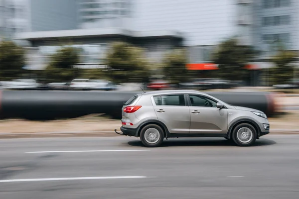 Ucrânia Kiev Junho 2021 Silver Kia Sportage Car Moving Street — Fotografia de Stock