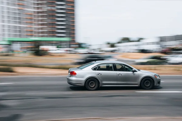 우크라 Kyiv 2021 Silver Volkswagen Passat Car Moving Street — 스톡 사진