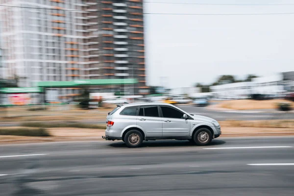 Ukrajina Kyjev Června 2021 Stříbrný Vůz Ssangyong Kyron Pohybuje Ulici — Stock fotografie