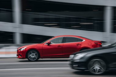 Ukrayna, Kyiv - 27 Haziran 2021: Caddede ilerleyen kırmızı Chevrolet arabası.  