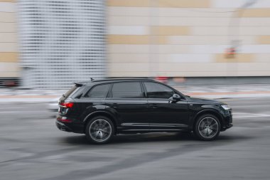 Ukrayna, Kyiv - 27 Haziran 2021: Siyah Audi Q7 aracı yolda ilerliyor.  