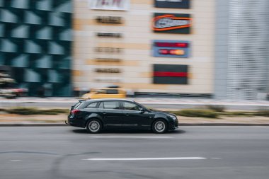 Ukrayna, Kyiv - 27 Haziran 2021: Araba sokakta hareket ediyor. 