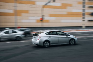Ukrayna, Kyiv - 27 Haziran 2021: Gümüş Toyota Prius arabası sokakta hareket ediyor.  