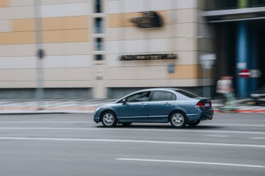 Ukrayna, Kyiv - 27 Haziran 2021: Açık Mavi Honda Civic arabası sokakta ilerliyor.  