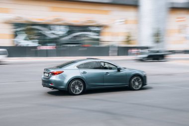 Ukrayna, Kyiv - 27 Haziran 2021: Araba sokakta hareket ediyor.  