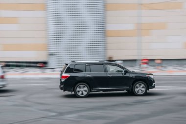 Ukrayna, Kyiv - 27 Haziran 2021: Siyah Toyota Highlander arabası yolda ilerliyor.  