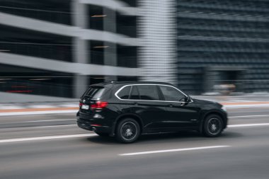 Ukrayna, Kyiv - 27 Haziran 2021: Siyah BMW X5 aracı sokakta hareket ediyor.  