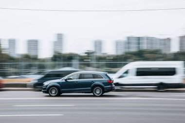 Ukrayna, Kyiv - 27 Haziran 2021: Mavi Audi Q7 aracı yolda ilerliyor.  