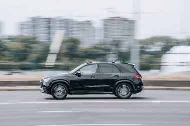 Ukrayna, Kyiv - 27 Haziran 2021: Siyah Mercedes-Benz GLE arabası sokakta ilerliyor.  