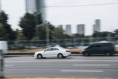 Ukrayna, Kyiv - 27 Haziran 2021: Beyaz Toyota Corolla arabası yolda ilerliyor.  