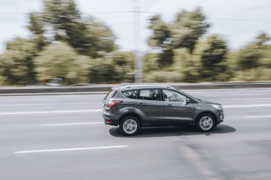 Ukrayna, Kyiv - 27 Haziran 2021: Gri Ford Kuga arabası sokakta hareket ediyor.  