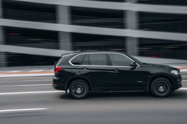 Ukrayna, Kyiv - 27 Haziran 2021: Siyah BMW X5 aracı sokakta hareket ediyor.  