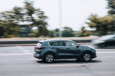 Ukrayna, Kyiv - 27 Haziran 2021: Gri KIA Spor arabası sokakta hareket ediyor.  