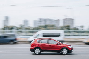 Ukrayna, Kyiv - 27 Haziran 2021: Kızıl Suzuki S-Cross aracı caddede ilerliyor.  