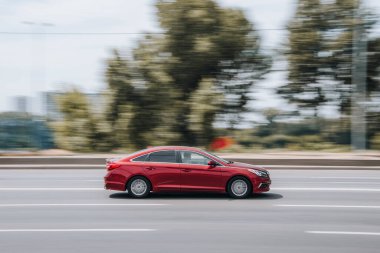 Ukrayna, Kyiv - 27 Haziran 2021: Kırmızı Hyundai Sonata arabası yolda ilerliyor.  