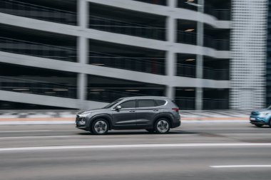 Ukrayna, Kyiv - 27 Haziran 2021: Gri Hyundai Santa Fe arabası yolda ilerliyor.  