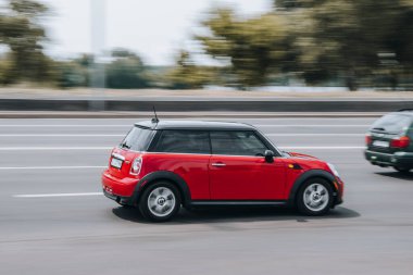 Ukrayna, Kyiv - 27 Haziran 2021: Kırmızı MINI Hatch aracı yolda ilerliyor.  