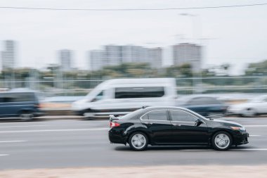Ukrayna, Kyiv - 27 Haziran 2021: Siyah Honda Accord arabası yolda ilerliyor.  