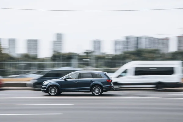 Ukrajina Kyjev Června 2021 Modré Audi Auto Pohybu Ulici — Stock fotografie