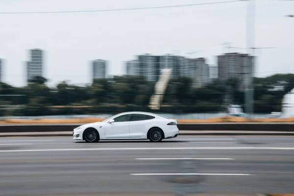 Oekraïne Kiev Juni 2021 Witte Tesla Model Auto Beweegt Straat — Stockfoto