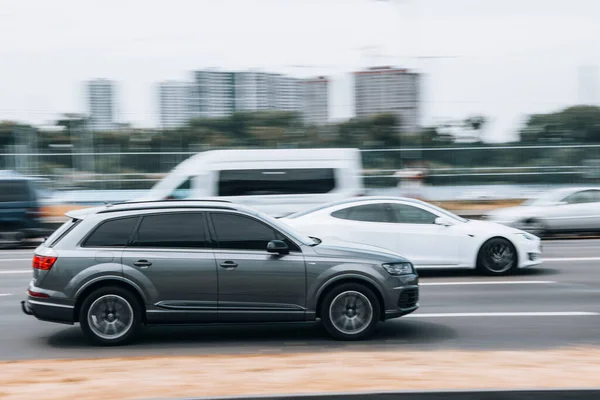 乌克兰 2021年6月27日 Gray Audi Q7汽车在街上行驶 — 图库照片