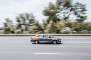 Ukrayna, Kyiv - 27 Haziran 2021: Gri Volkswagen Jetta Getmancar araba paylaşım servisi.  