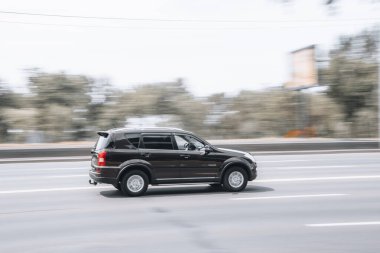 Ukrayna, Kyiv - 27 Haziran 2021: Kahverengi SsangYong Rexton arabası yolda ilerliyor.  