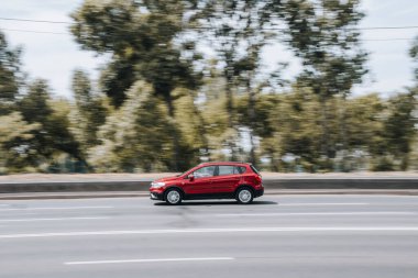 Ukrayna, Kyiv - 27 Haziran 2021: Kırmızı Suzuki SX4 S-Cross aracı yolda ilerliyor.  