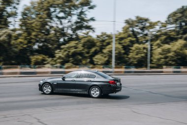 Ukrayna, Kyiv - 27 Haziran 2021: Gri BMW 5 Serisi arabası sokakta hareket ediyor.  