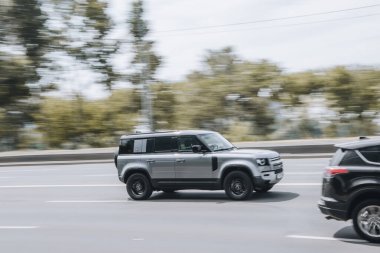 Ukrayna, Kyiv - 27 Haziran 2021: Gri Land Rover Range Evoque aracı caddede ilerliyor.  