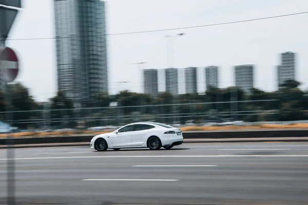 Ukrayna Kyiv Haziran 2021 Beyaz Tesla Model Arabası Sokakta Ilerliyor — Stok fotoğraf