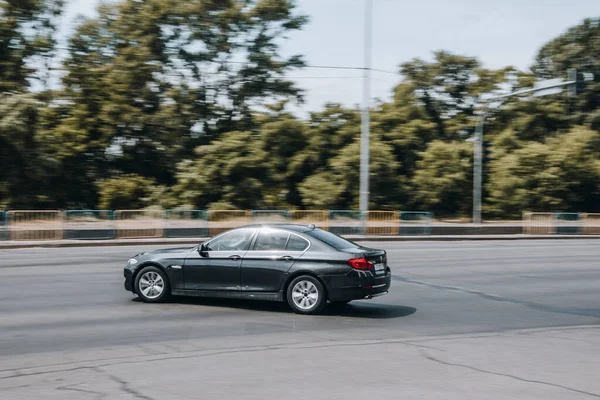 Ukrajina Kyjev Června 2021 Šedé Bmw Řady Pohybuje Ulici — Stock fotografie