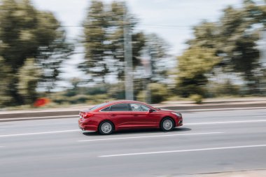 Ukrayna, Kyiv - 27 Haziran 2021: Kırmızı Hyundai Sonata arabası yolda ilerliyor.  