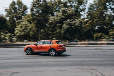 Ukrayna, Kyiv - 27 Haziran 2021: Orange Audi Q5 aracı yolda ilerliyor.  