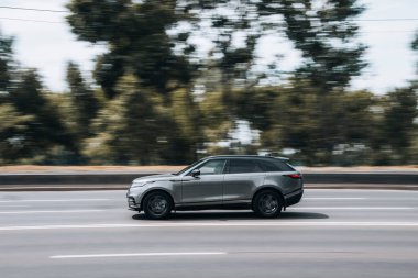 Ukrayna, Kyiv - 27 Haziran 2021: Silver Land Rover Range Velar arabası yolda ilerliyor.  