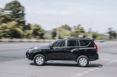 Ukrayna, Kyiv - 27 Haziran 2021: Siyah Toyota Land Cruiser Prado arabası yolda ilerliyor. 