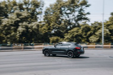 Ukrayna, Kyiv - 27 Haziran 2021: Gri Maserati Levante arabası sokakta ilerliyor. 