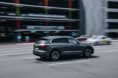 Ukrayna, Kyiv - 27 Haziran 2021: Gri Volkswagen Touareg arabası sokakta hareket ediyor. 