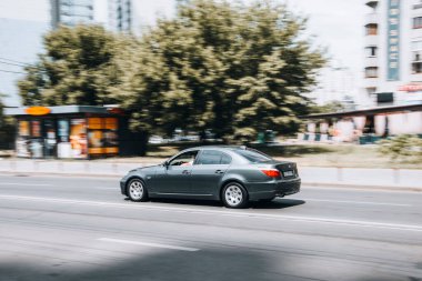 Ukrayna, Kyiv - 27 Haziran 2021: Gri BMW 5 Serisi arabası sokakta hareket ediyor. 