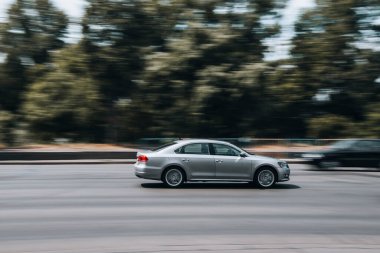 Ukrayna, Kyiv - 27 Haziran 2021: Gümüş Volkswagen arabası sokakta hareket ediyor. 