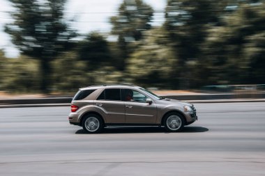 Ukrayna, Kyiv - 27 Haziran 2021: Gümüş Mercedes-Benz M-sınıfı araba yolda ilerliyor. 