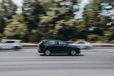Ukrayna, Kyiv - 27 Haziran 2021: Siyah Toyota RAV 4 aracı yolda ilerliyor. 