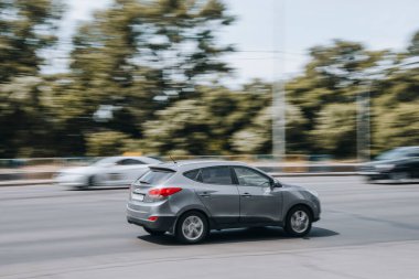 Ukrayna, Kyiv - 27 Haziran 2021: Gri Hyundai ix35 arabası sokakta hareket ediyor. 
