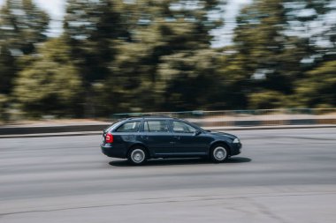 Ukrayna, Kyiv - 27 Haziran 2021: Mavi Skoda Octavia arabası yolda ilerliyor. 